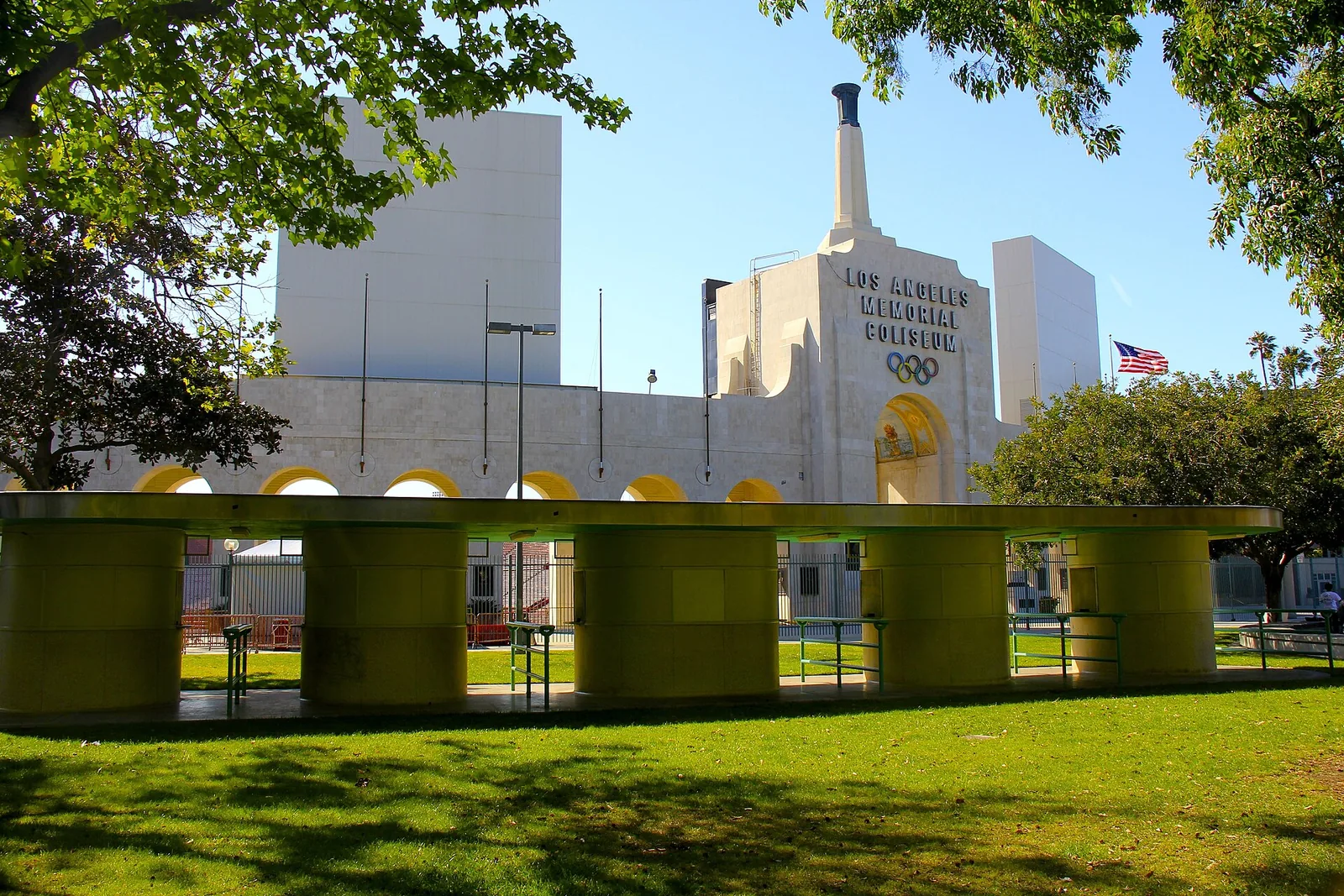 Los Angeles Memorial Coliseumin pylväikkö ja olympiarenkaat