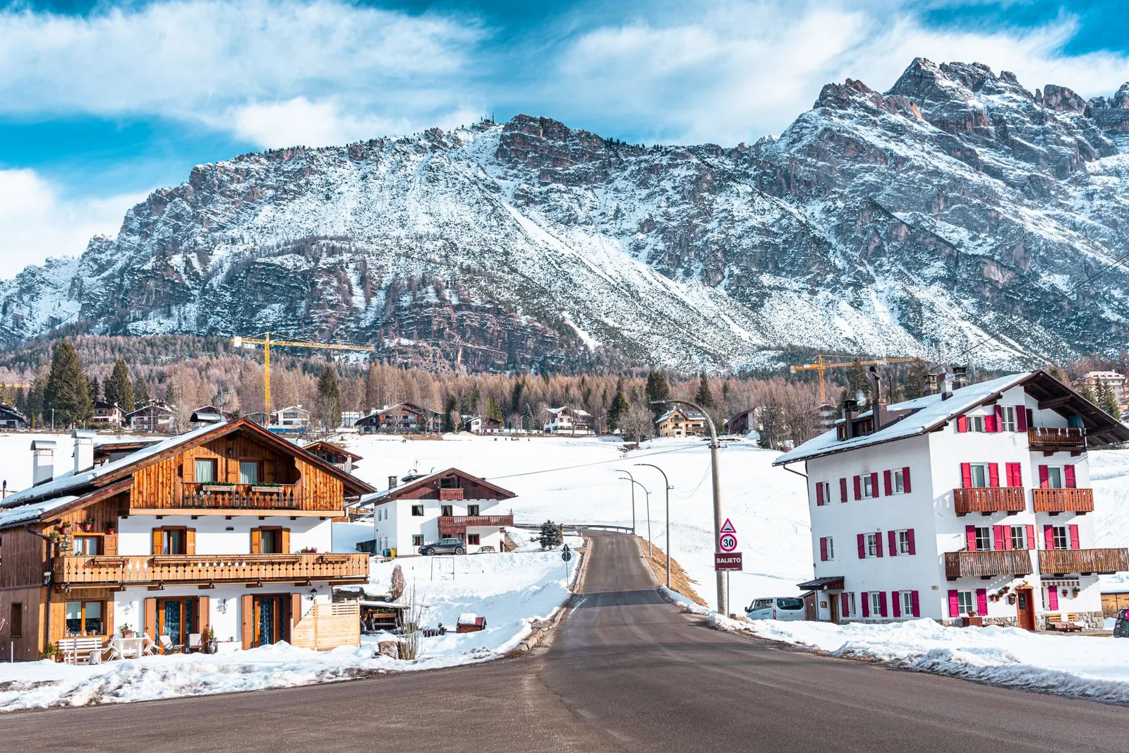 Cortina d'Ampezzon talot ja lumiset Dolomiitit