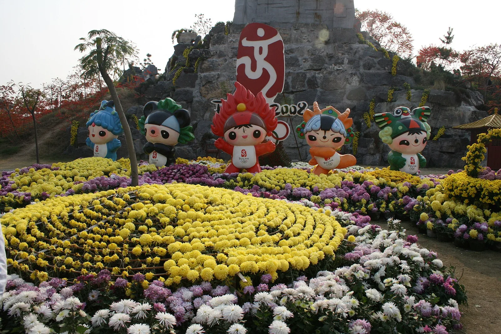 Pekingin 2008 olympialaisten Fuwa-maskotit kukkaistutuksessa
