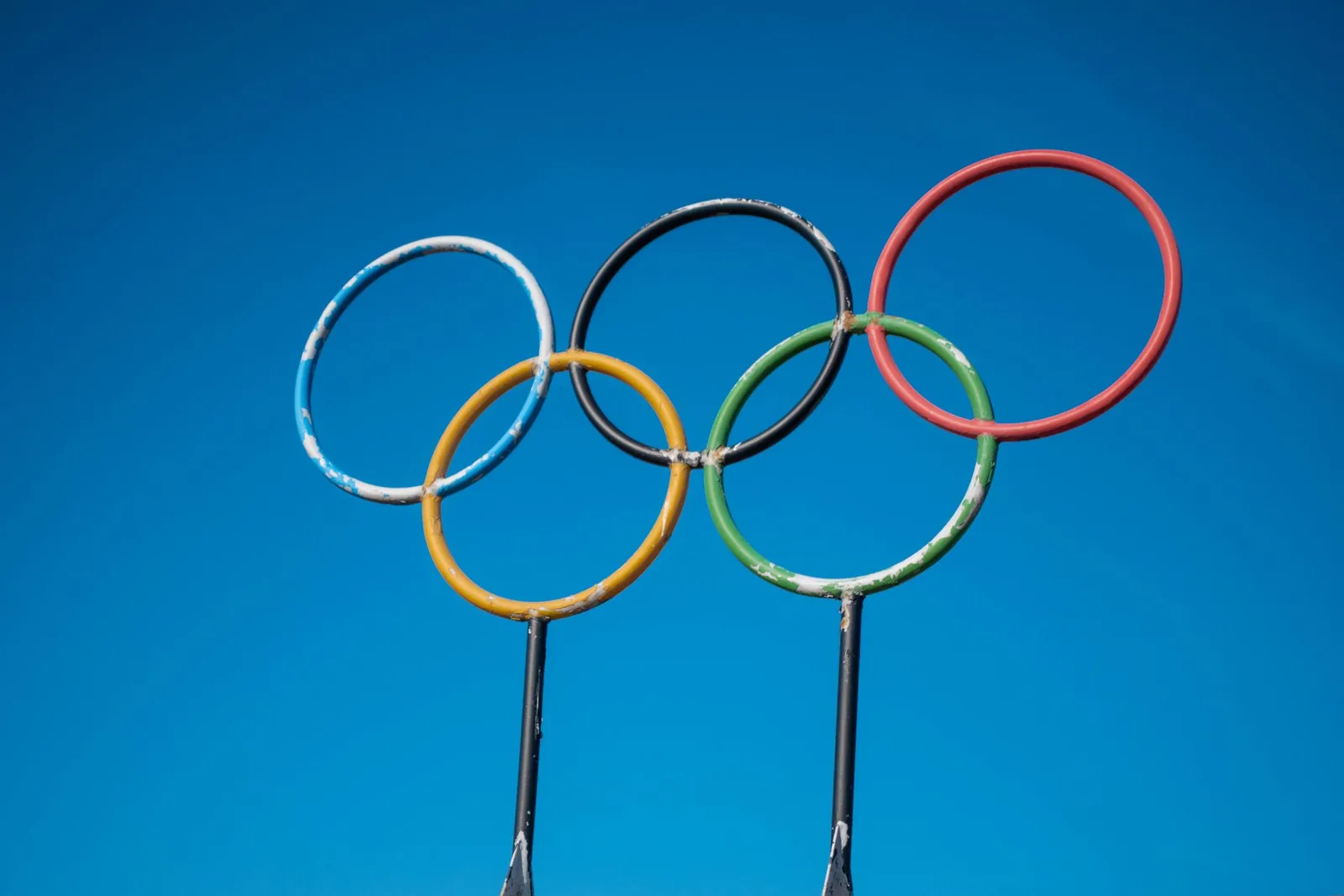 Olympiarenkaat sinistä taivasta vasten