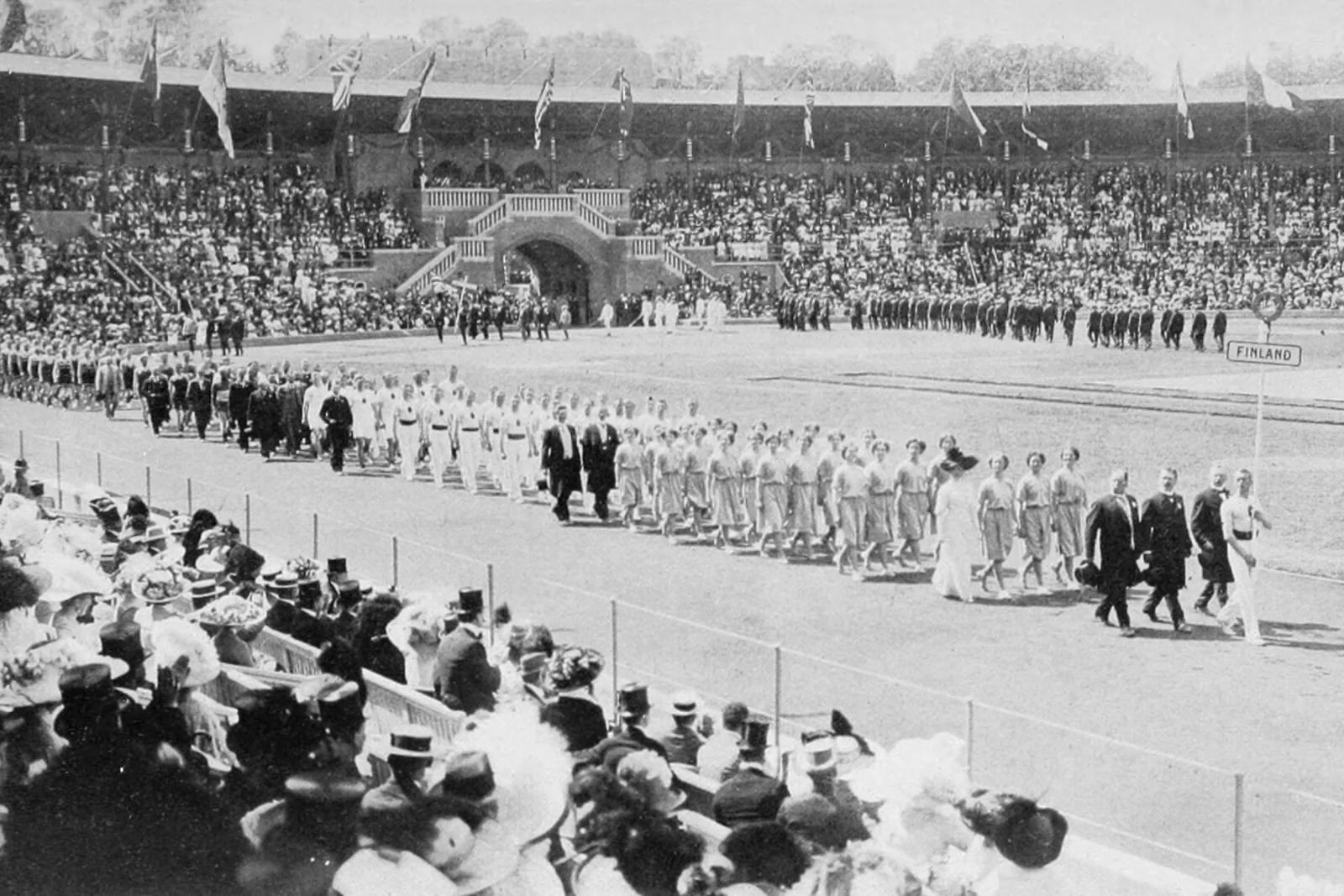 Suomen joukkue Tukholman 1912 olympialaisten avajaisissa