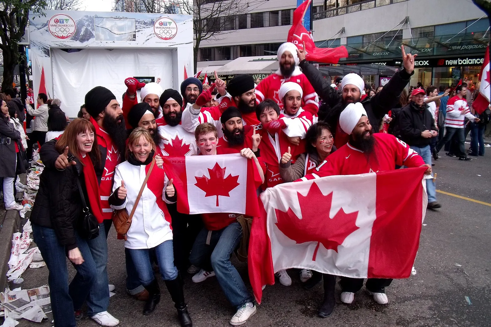 Kanadalaiset juhlivat jääkiekon olympiakultaa Vancouverin kaduilla 2010