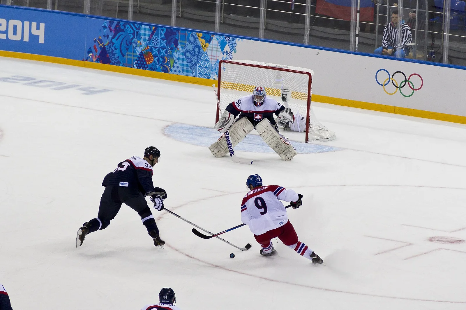 Olympialaisten jääkiekko-ottelu Sotšissa 2014, maalivahti torjuu
