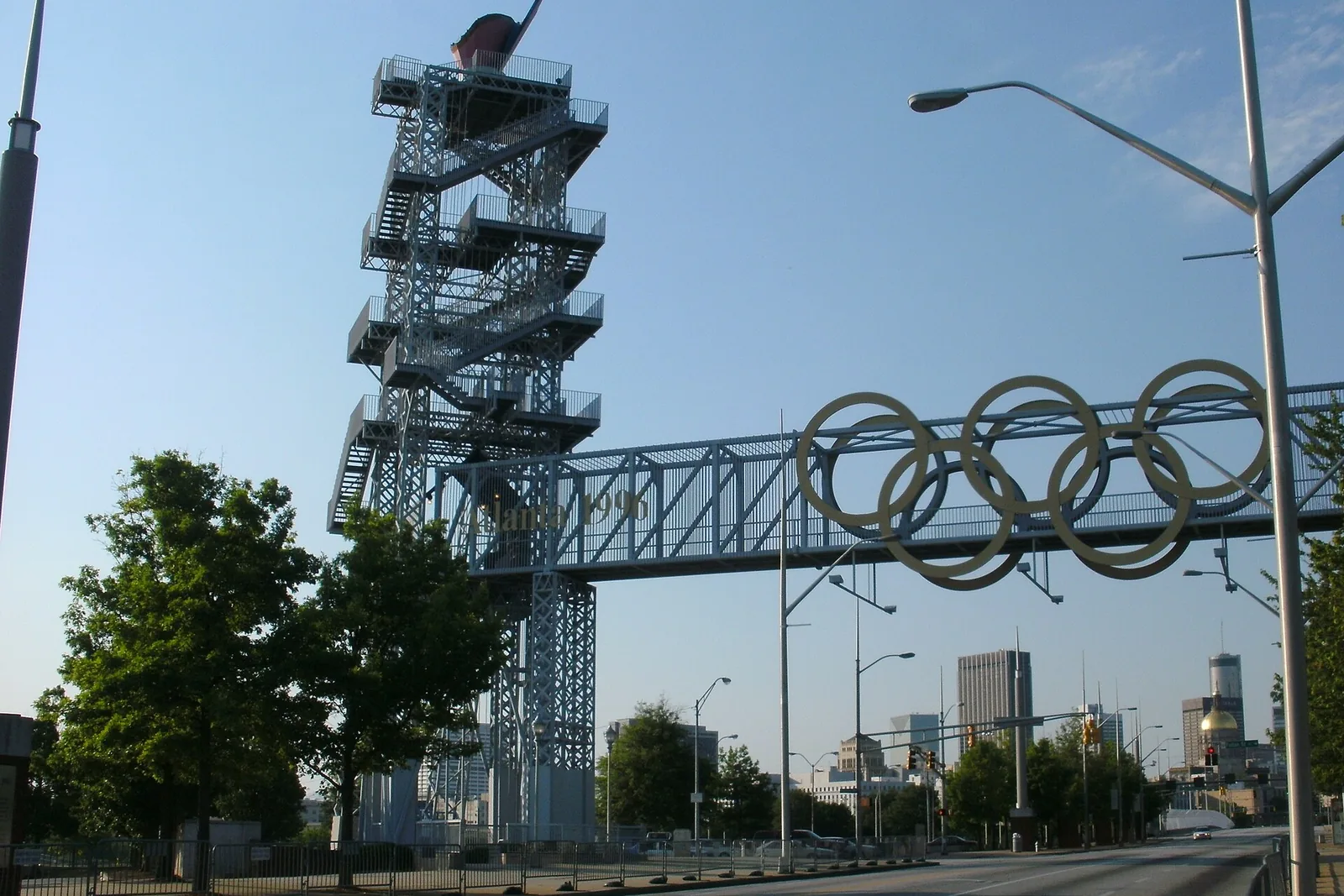 Atlantan olympiatulen torni ja olympiarenkaat
