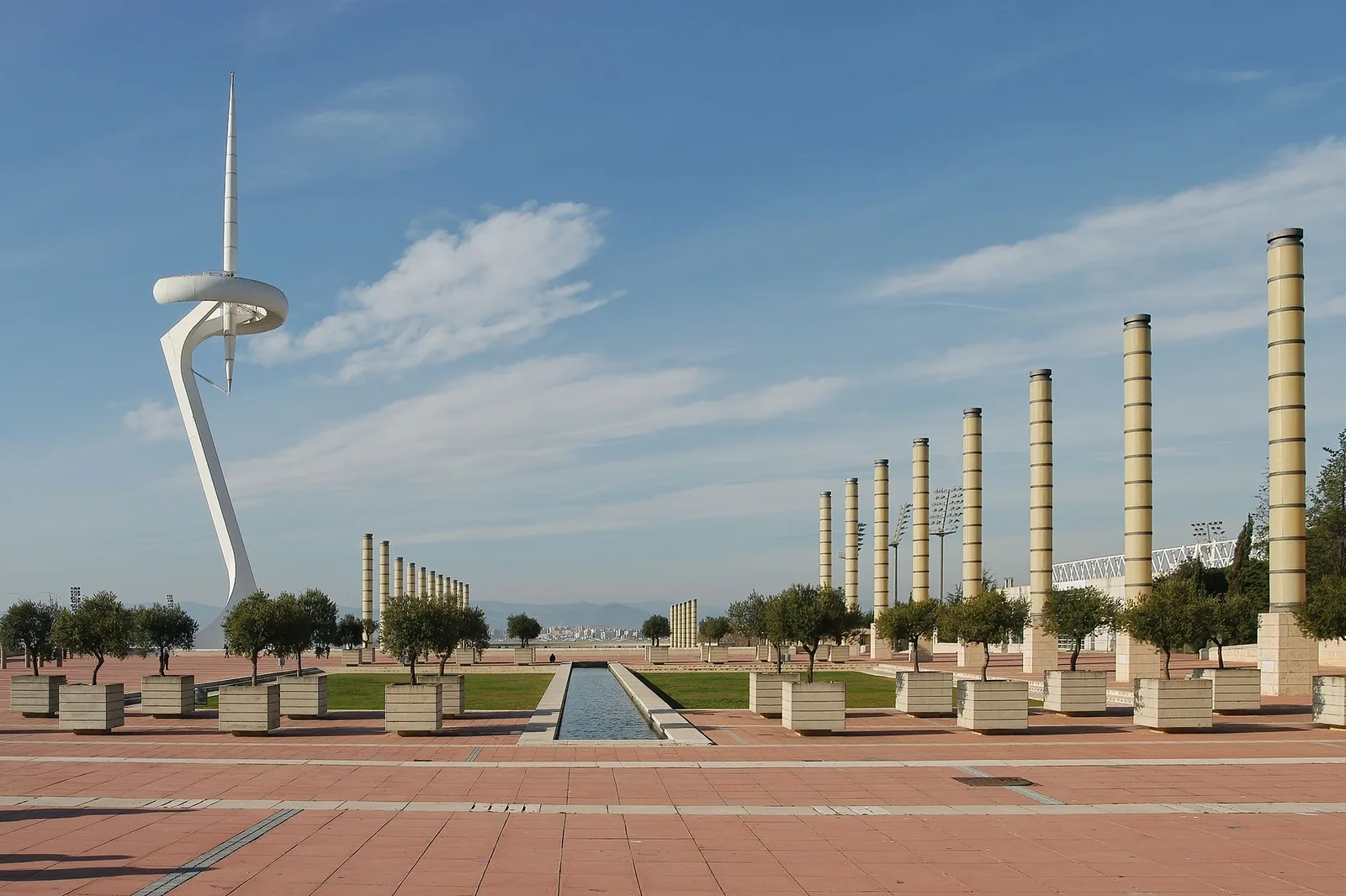 Montjuïcin olympiapuisto ja viestintätorni Barcelonassa
