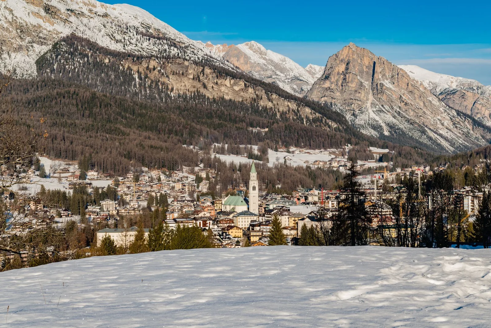 Cortina d'Ampezzon kylä Dolomiittien juurella