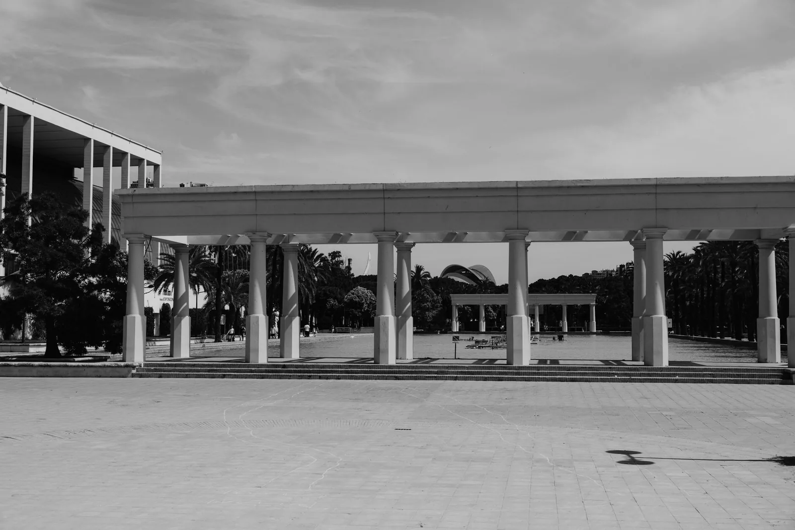 Los Angeles Memorial Coliseumin pylväikkö mustavalkokuvassa