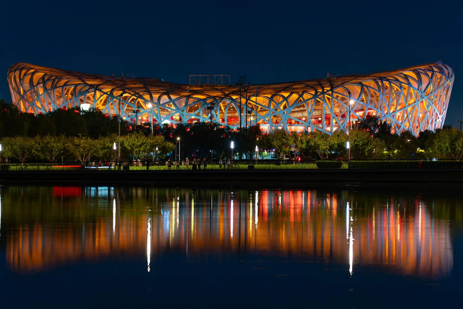 Pekingin Linnunpesä-stadion valaistuna yöllä
