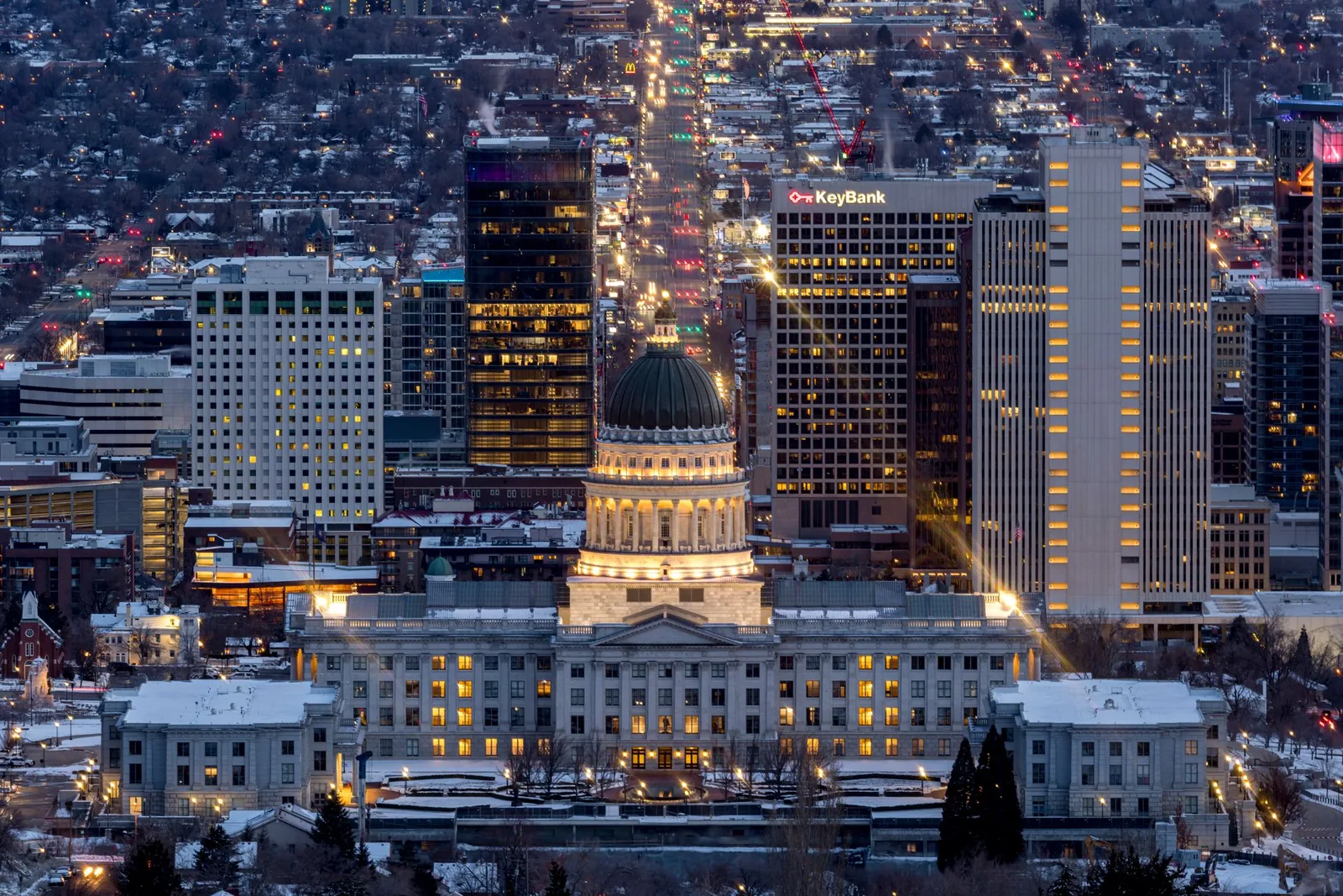Salt Lake Cityn keskusta ja Utahin osavaltiontalo illalla