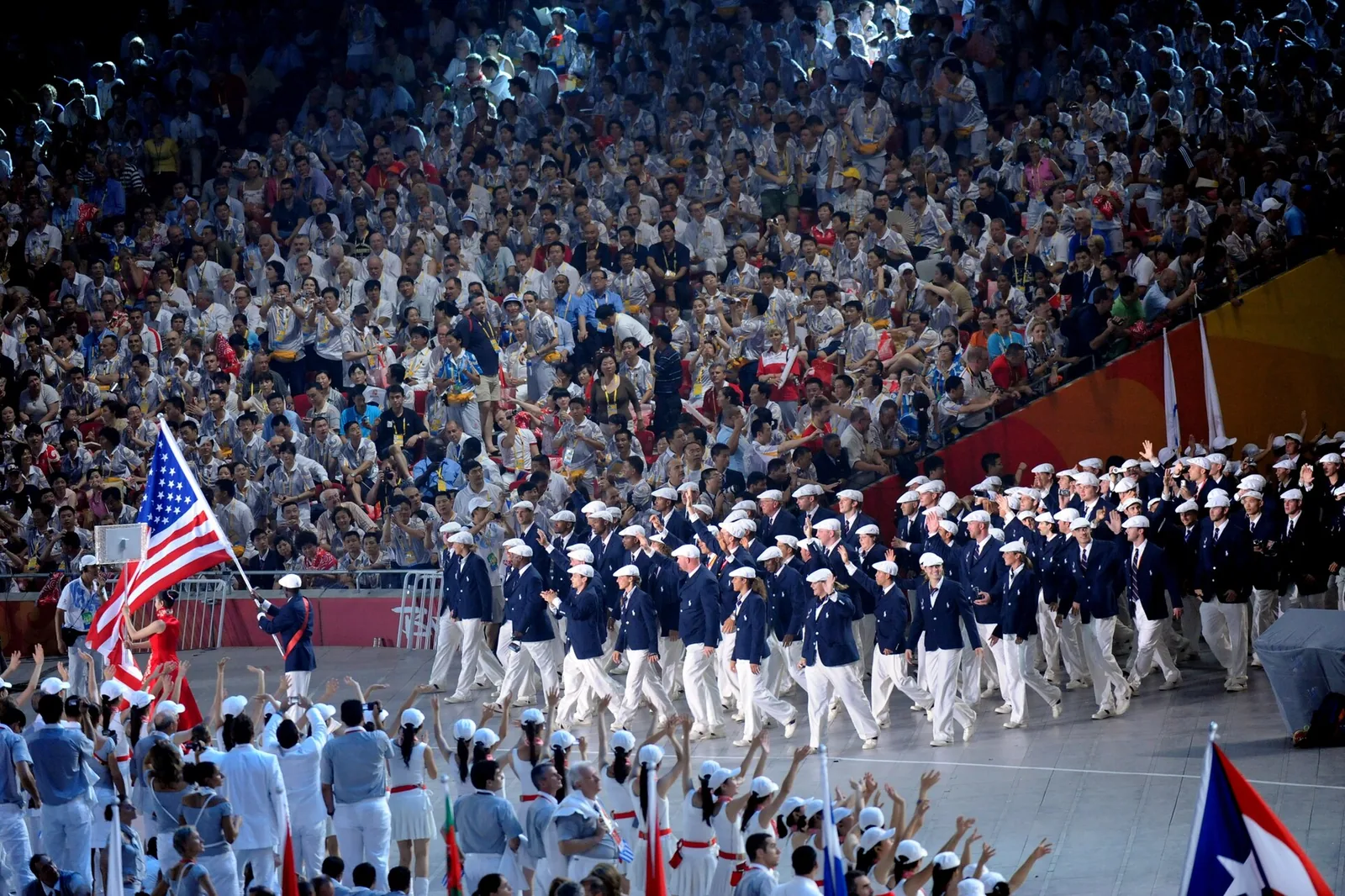 Yhdysvaltain joukkue marssii olympialaisten avajaisissa