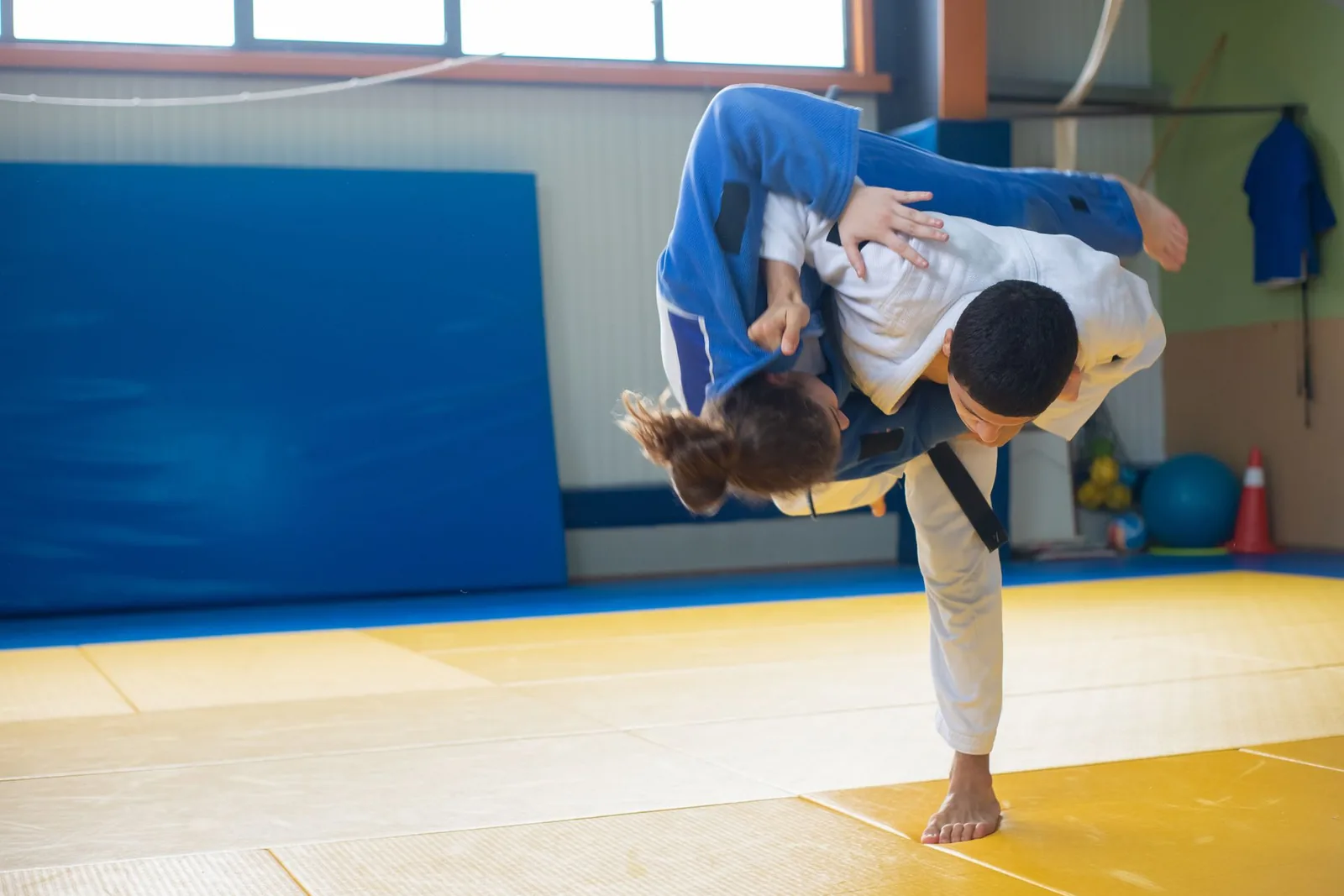 Judoka heittää vastustajansa matolle