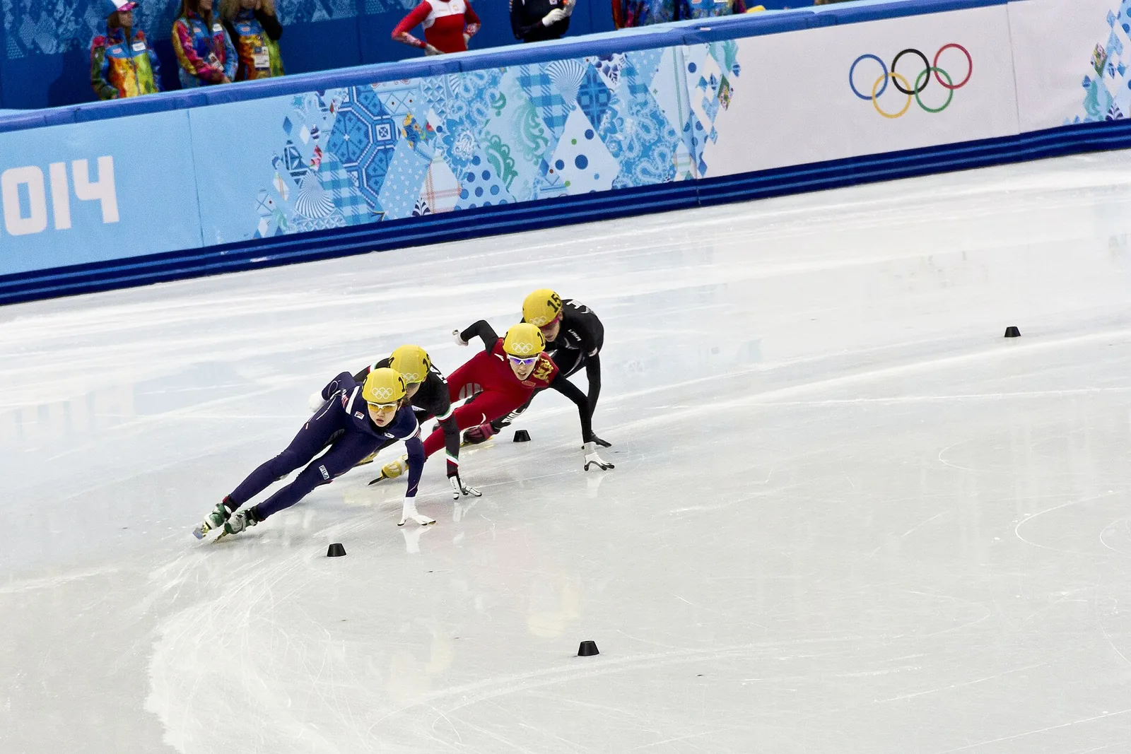 Short track -luistelijat kilpailevat Sotšin 2014 olympialaisissa