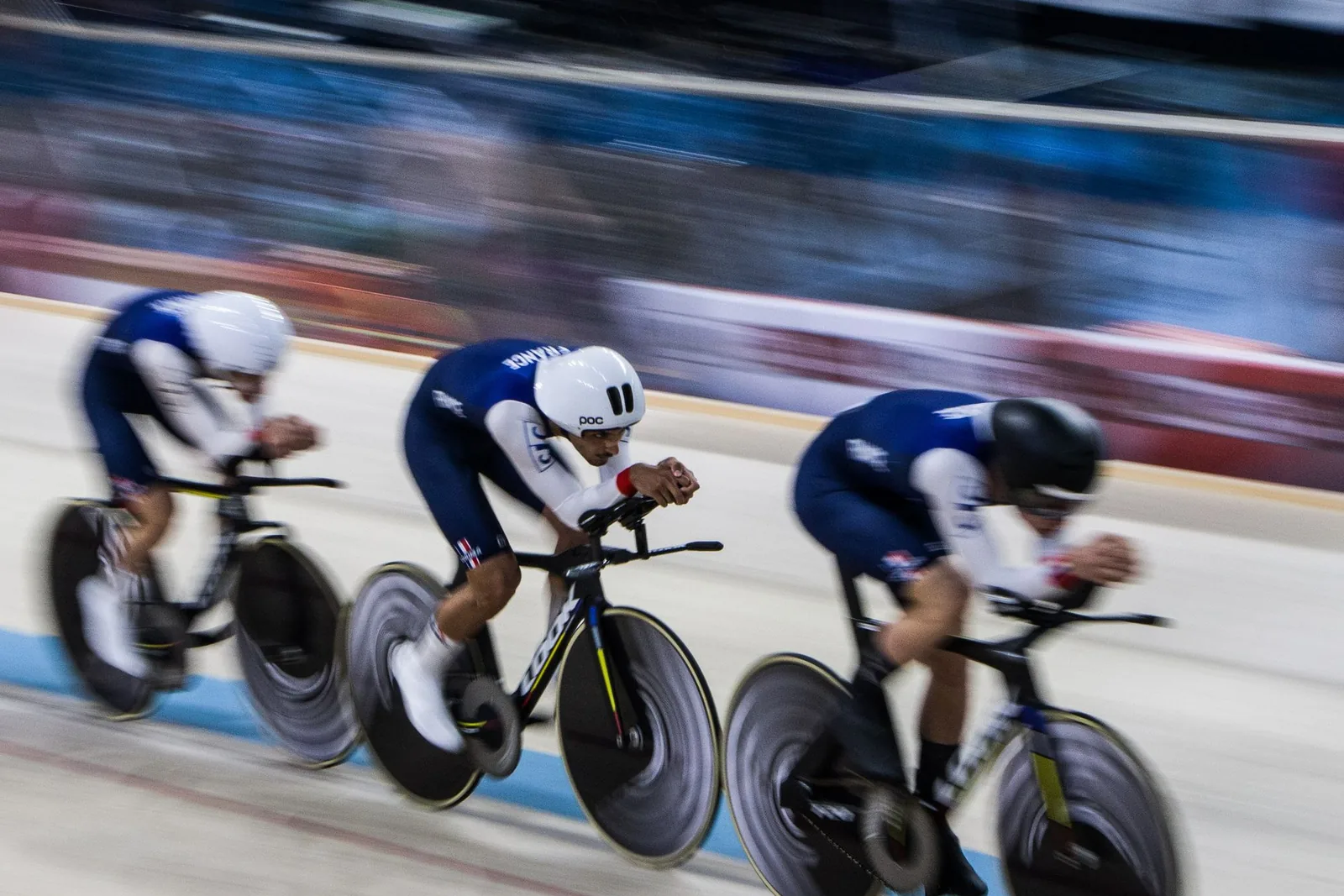 Ratapyöräilijät ajavat joukkuetakaa-ajoa velodromilla