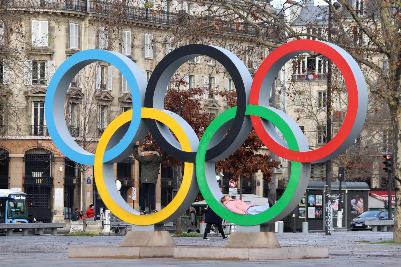 Olympiarenkaat kadulla Pariisissa