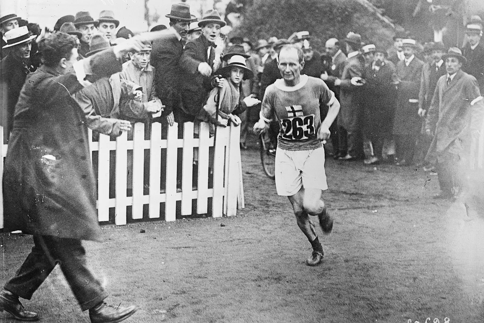 Hannes Kolehmainen voittaa maratonin Antwerpenin 1920 olympialaisissa