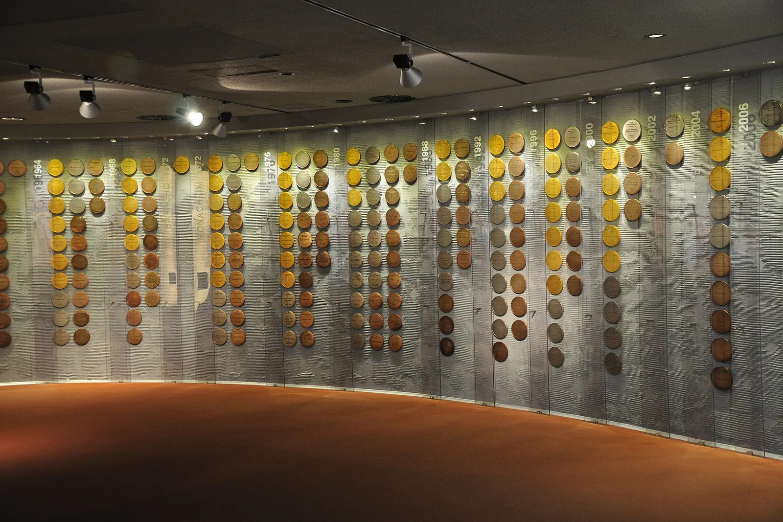 Olympiamitaleja vitriinissä urheilumuseossa Varsovassa