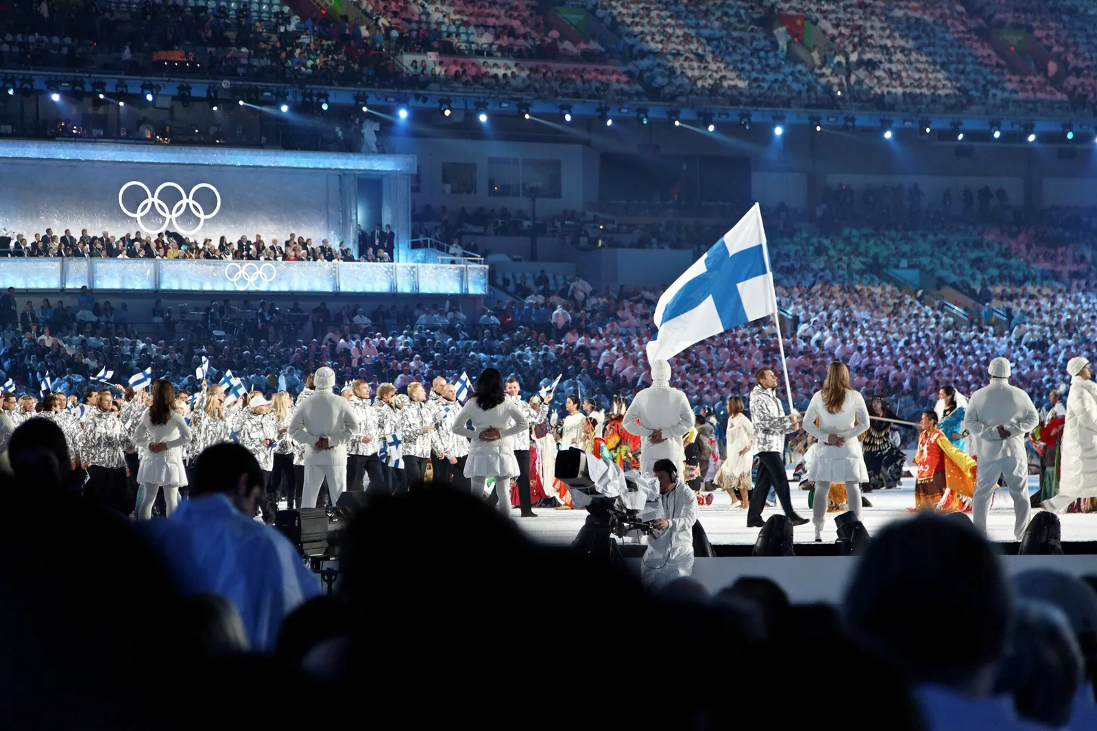 Ville Peltonen kantaa Suomen lippua Vancouverin 2010 avajaisissa