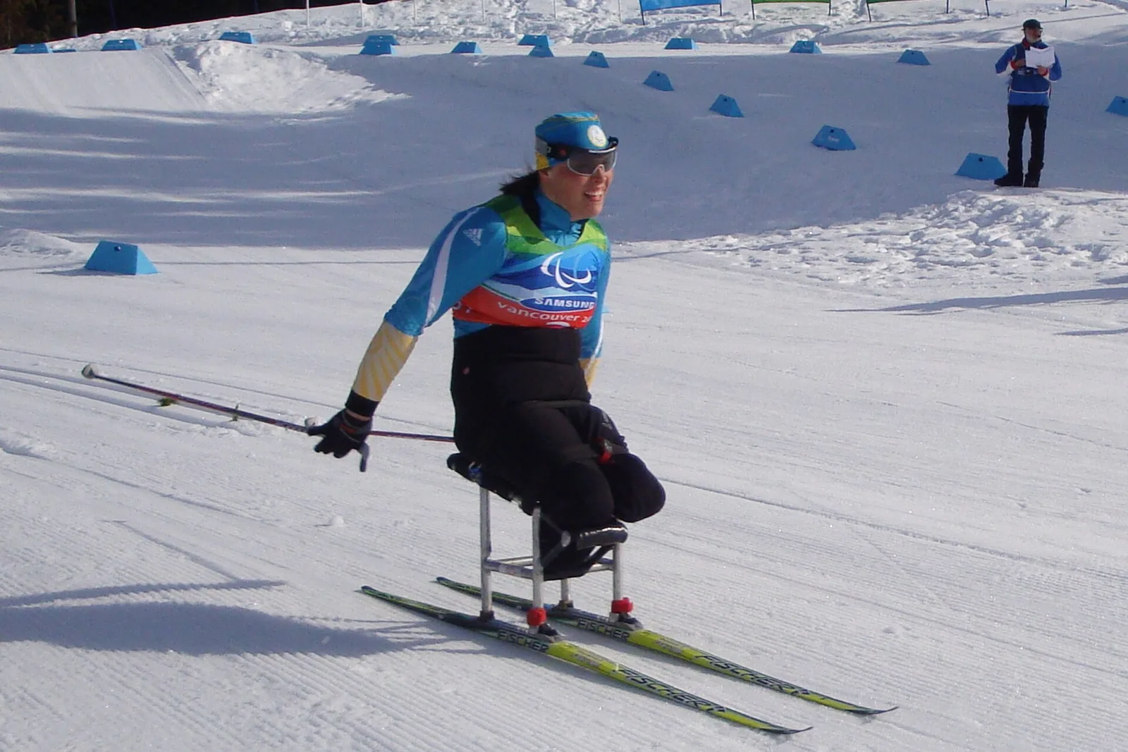 Istuva parahiihtäjä ladulla Vancouverin 2010 paralympialaisissa