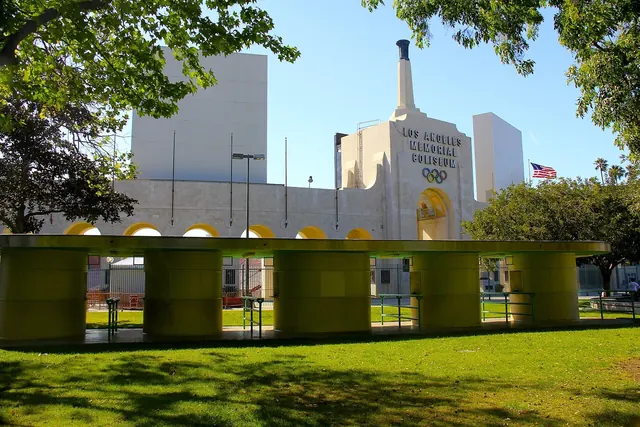 Los Angeles Memorial Coliseumin pylväikkö ja olympiarenkaat