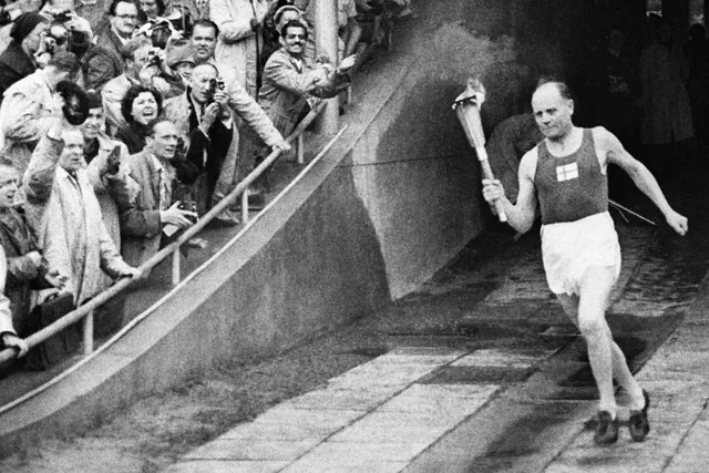 Paavo Nurmi juoksee olympiasoihdun kanssa Helsingissä 1952