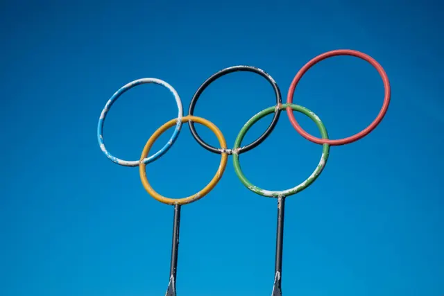Olympiarenkaat sinistä taivasta vasten