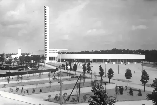 Helsingin Olympiastadion ja torni mustavalkokuvassa