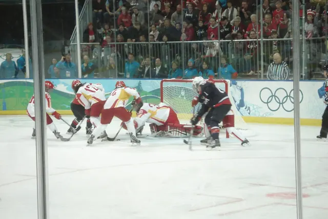 Naisten jääkiekko-ottelu Vancouverin 2010 olympialaisissa, maalivahti torjuu