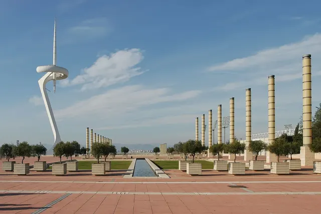 Montjuïcin olympiapuisto ja viestintätorni Barcelonassa