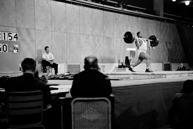 Painonnoston kilpailu Messuhallissa Helsingin 1952 olympialaisissa