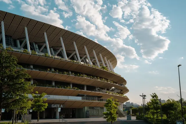 Tokion olympiastadionin puurakenteinen julkisivu