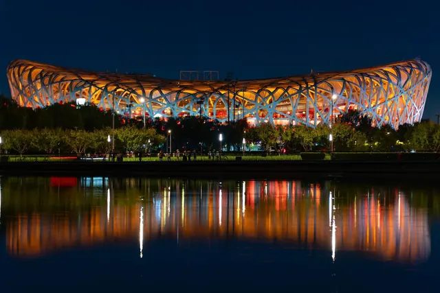 Pekingin Linnunpesä-stadion valaistuna yöllä