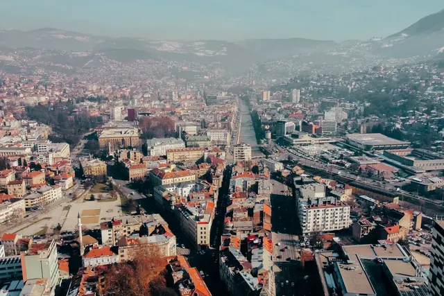 Sarajevon kaupunkikuva talvella ilmasta