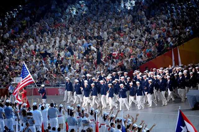 Yhdysvaltain joukkue marssii olympialaisten avajaisissa