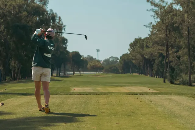 Golfaaja lyö avauslyönnin väylällä