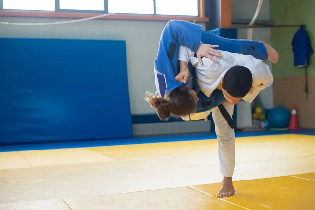 Judoka heittää vastustajansa matolle