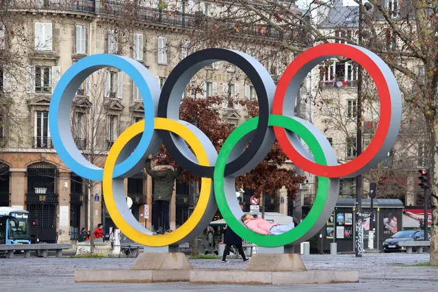 Olympiarenkaat kadulla Pariisissa