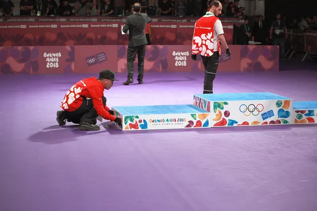 Palkintokoroketta valmistellaan mitaliseremoniaan nuorten olympialaisissa