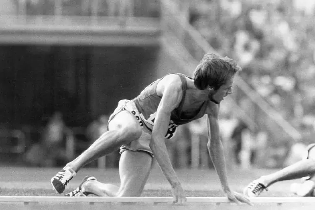 Lasse Virén kaatuu Münchenin 1972 olympialaisten 10 000 metrillä
