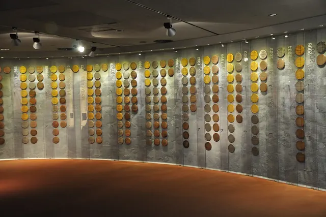 Olympiamitaleja vitriinissä urheilumuseossa Varsovassa