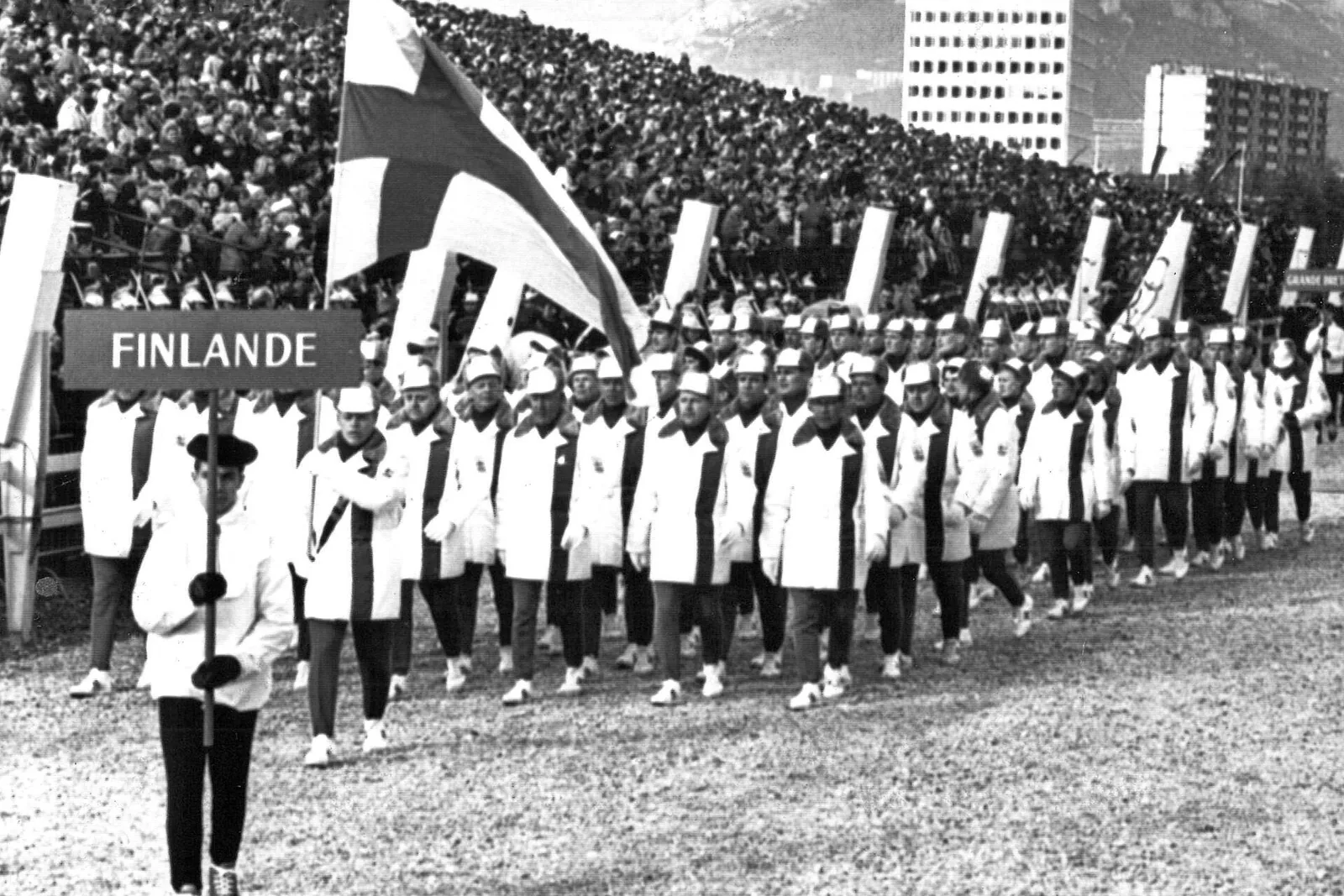 Suomen olympiajoukkue yhtenäisissä asuissa Grenoblen 1968 avajaisissa