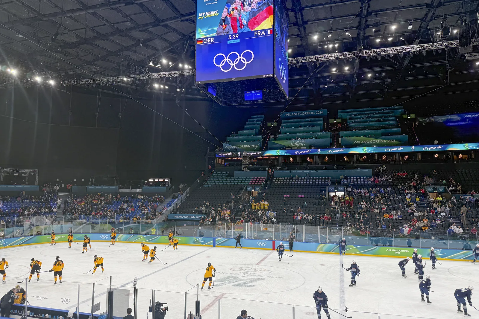 Olympialaisten jääkiekkoareena ja olympiarenkaat tulostaululla