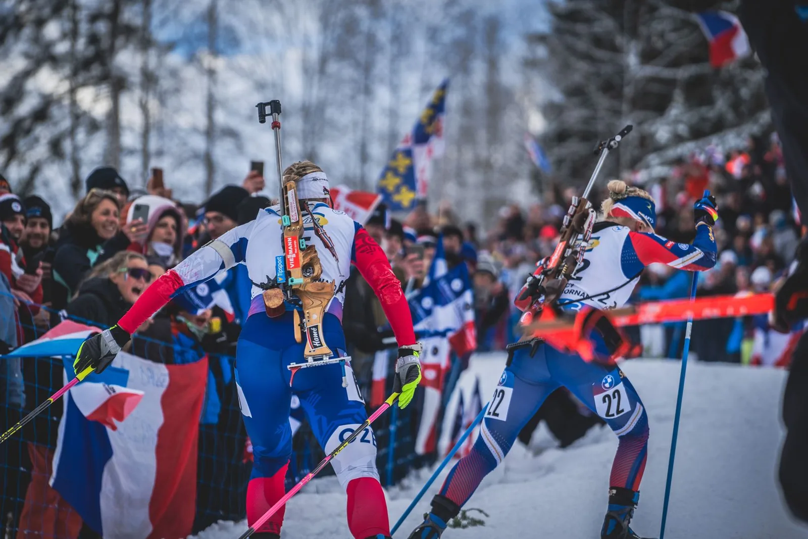 Ampumahiihtäjät yhteislähdössä yleisön edessä