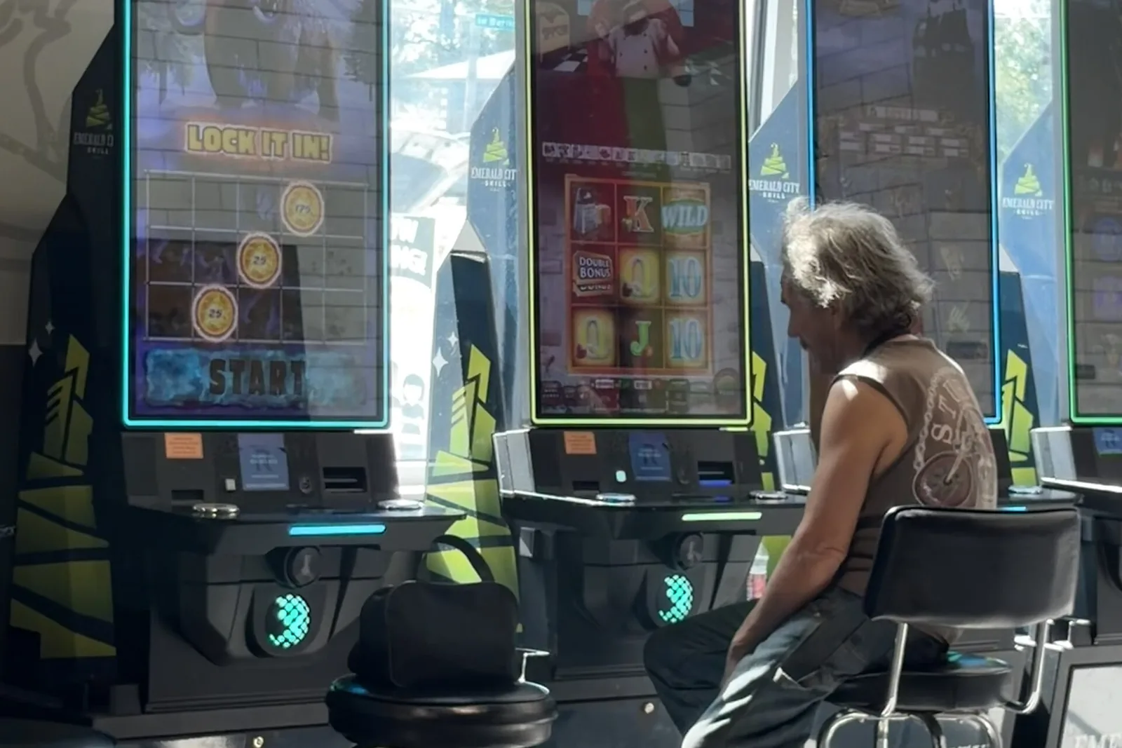 Pelaaja yksin peliautomaattien ääressä